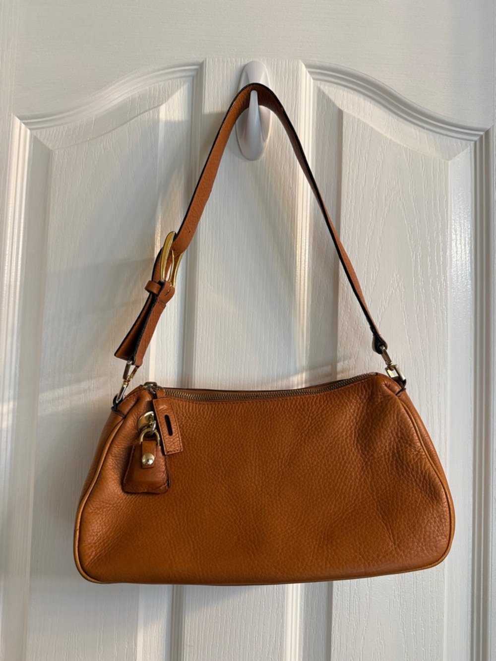 Women's Shoulder Bag in Warm Tan Leather - Sleek Everyday Carry